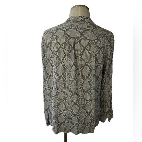 Talbots Snakeskin Pattern Pleated Blouse Size Large - Picture 5 of 5